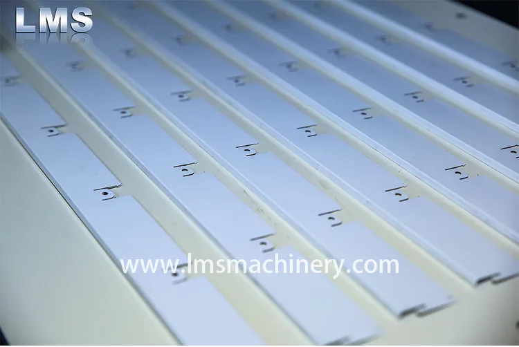 open cell ceiling coner L strip machine 10_result